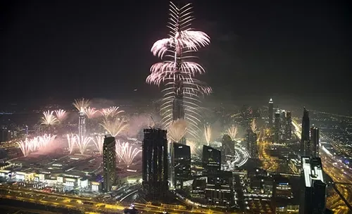دبي تتلألأ بألعاب نارية مذهلة في رأس السنة رغم اندلاع حريق