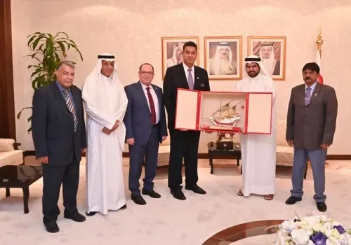 سمو الشيخ عيسى بن علي يستقبل مسؤولي اتحادي الطائرة واليد الزائرين