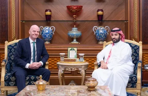 ولي العهد السعودي يلتقي رئيس الاتحاد الدولي لكرة القدم (فيفا)