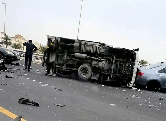 حادث مروري بين عدة مركبات على طريق سريع يسفر عن إصابات