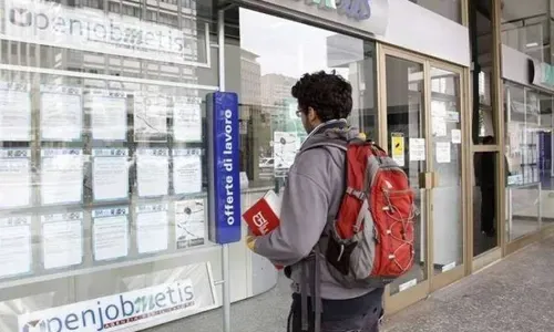 معدل البطالة في إيطاليا ينخفض إلى ما دون حاجز الـ 10 بالمئة