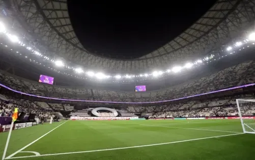 طوابير طويلة ونقص في المياه يشوبان تجربة ملعب كأس العالم في قطر
