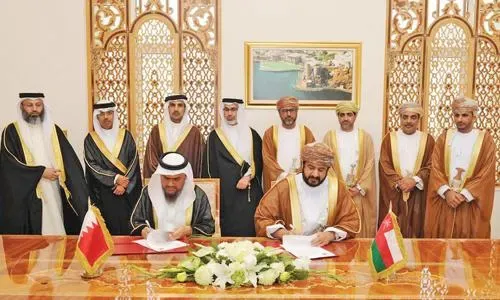 البحرين توقع مذكرة تفاهم مع سلطنة عمان