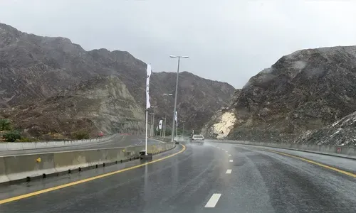 مصرع أربعة أشخاص وإصابة آخرين في حادث حافلة بالإمارات