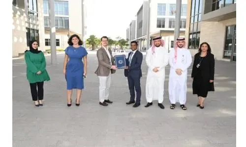 البنك الأهلي المتحد يقدم منحاً دراسية لطلاب الجامعة الأمريكية في البحرين