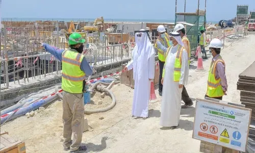 وزير العمل البحريني يقوم بزيارات مفاجئة لمواقع العمل