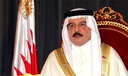 المزيد من العائلات البحرينية تجدد ولاءها